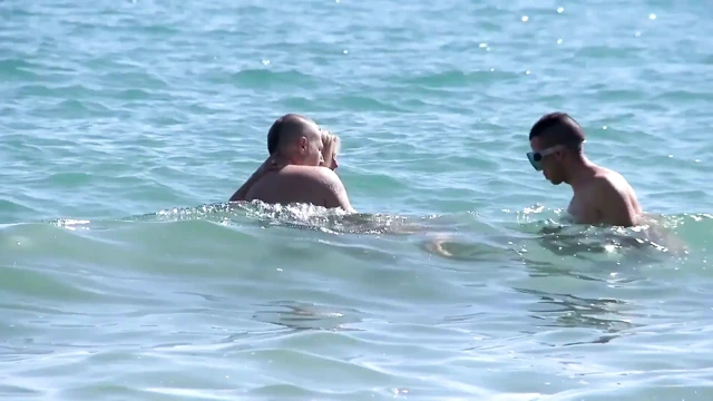 Sahilde sarışın orta yaşlı seksi kadınla açık havada çifte sikiş