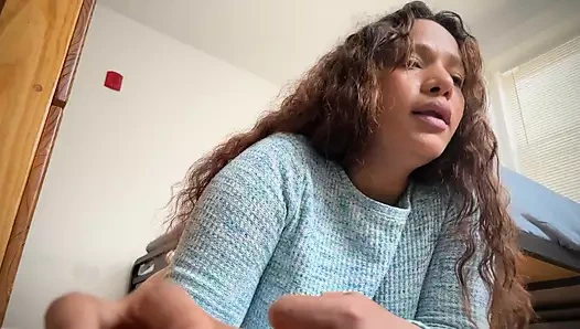 Yayında şanslı olduğunda ve bir amcığın sikilmesini istediğinde