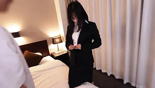 Kıllı müstehcen güzellik Tokyo'daki belirli bir erotik masaj salonunda memurdu. Kanon