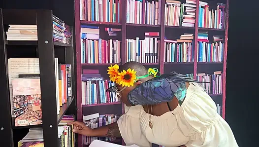 Kütüphane perisi lezbiyen foray - cliff media productions