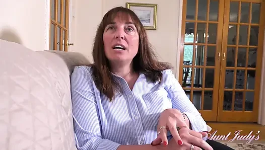 Auntjudys - büyük memeli ev sahibiniz Ruby Cattrall yarağını emiyor