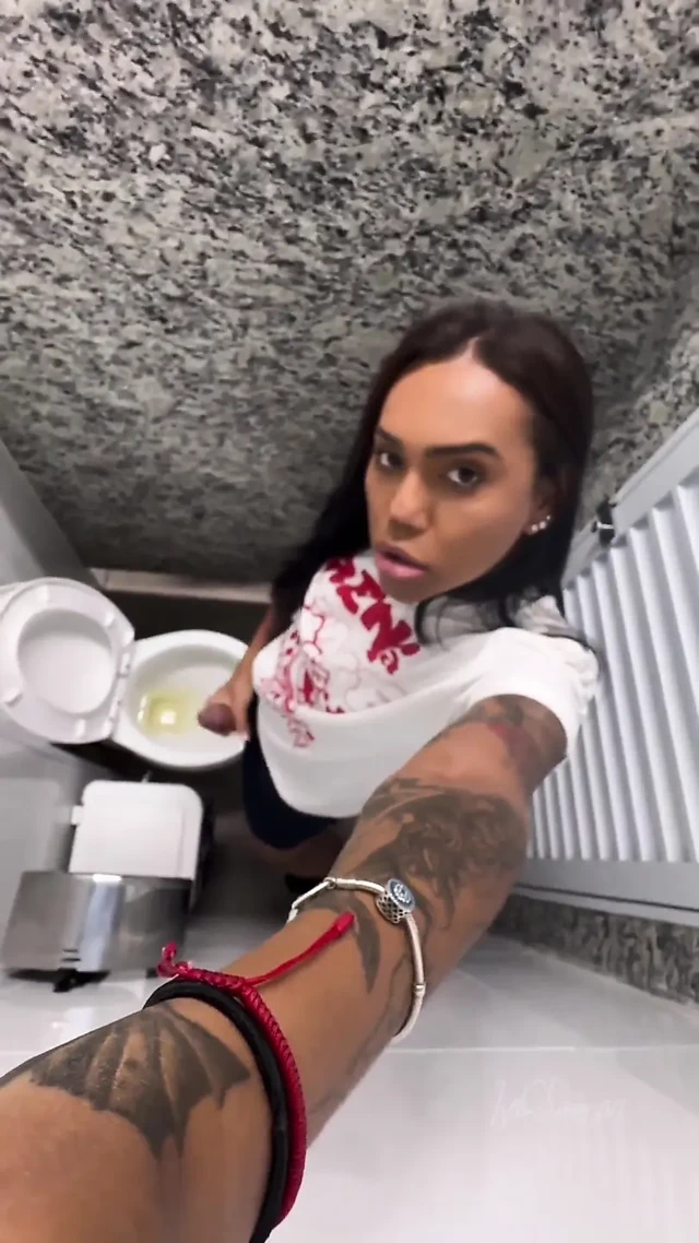 Toplu ve halka açık tuvalete cumshotlar