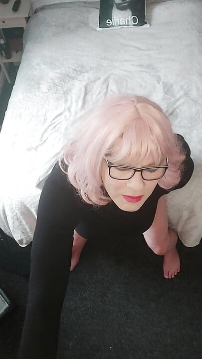 Juniper Berri İngiliz travesti pazar günü dildo eğlencesi