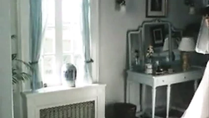 Düğün pastasından önce yılanın beslenmesi