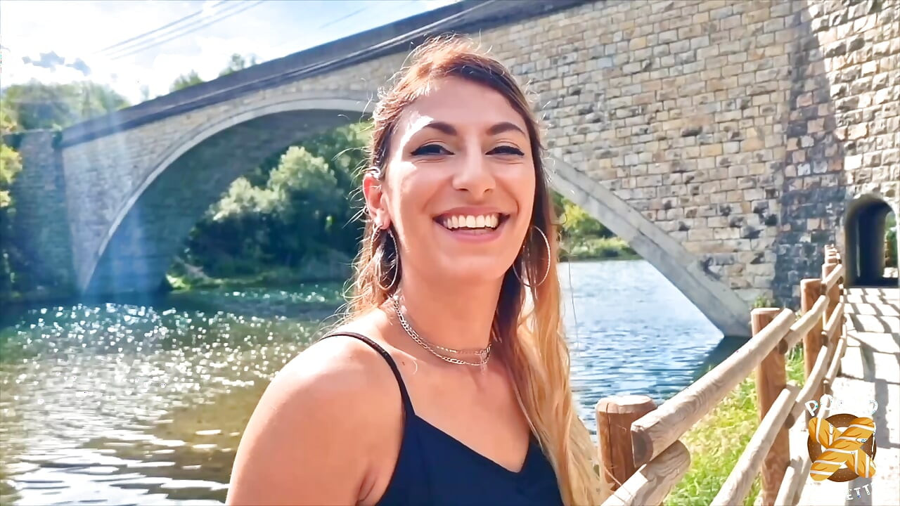 Güzel bir esmer olan Stella götüne güzel bir yarak istiyor