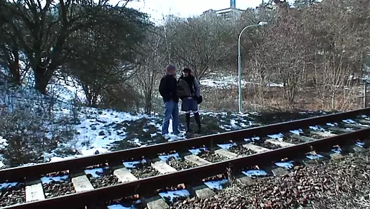 Esmer orta yaşlı seksi kadın otobanın yanında sikişiyor