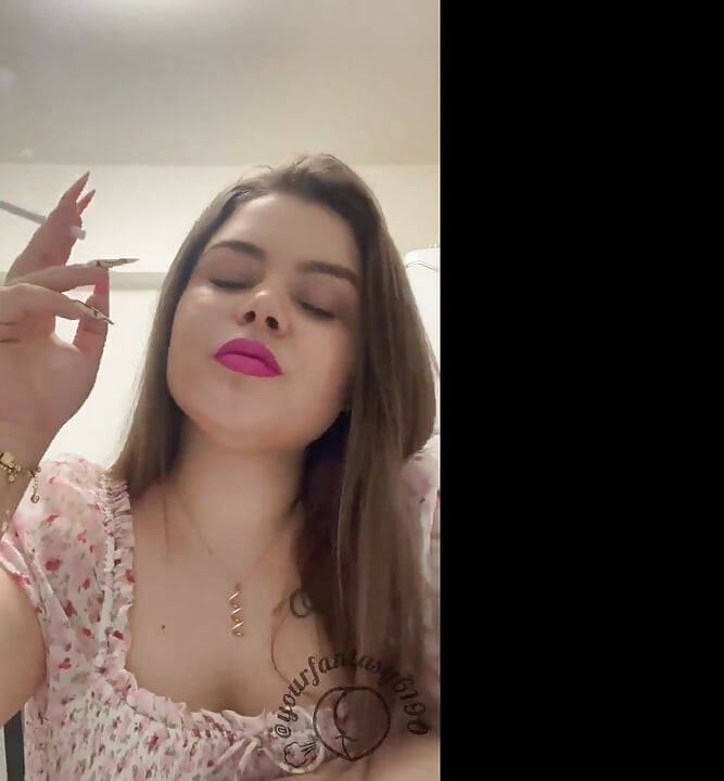 Pembe mutfakta sigara içiyor