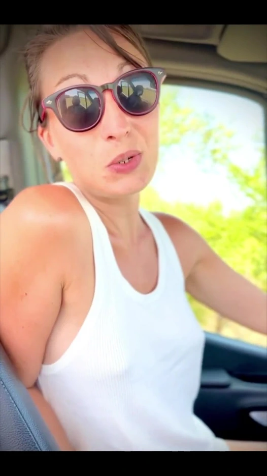 Tamirci tarafından sökülmeden önce minibüsünü tamir ediyor