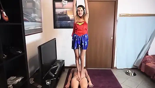 Kostüm giymiş kadın kölesi üzerinde duruyor