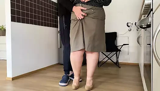 Mastürbasyon yapan kayınvalide götünü parmaklatıyor ve ayakta domalarak sikiliyor