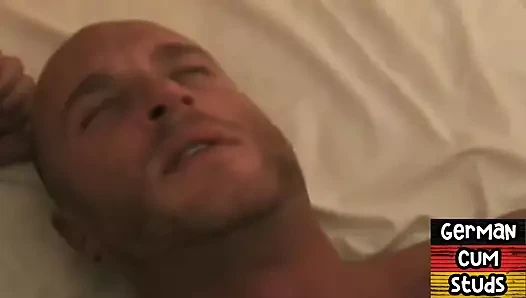 Gerçek Alman eşcinsel evde eşcinsel babalar tarafından üçlü seks yapıyor