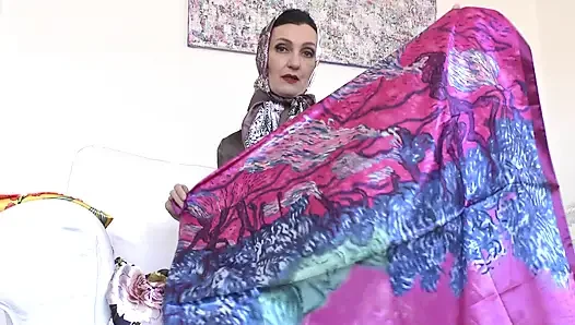 Heyecan verici saten eşarp oyunları! Lady Victoria Valente