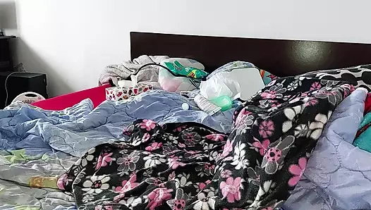 Amateur mom masturbates with her fingers inside until orgasm.