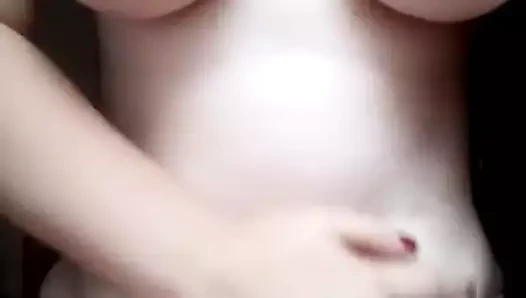 Büyük memeler beyaz olgun ve dik kadın