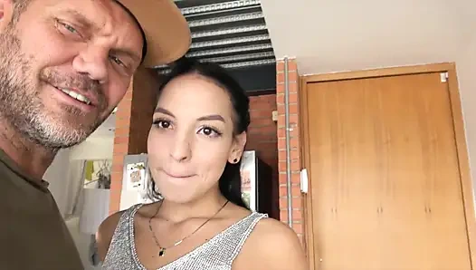 Un étalon tatoué baise une brune dans un casting torride