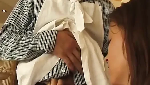 Açgözlü ağzı olan güzel bir esmer şefi sikiyor!