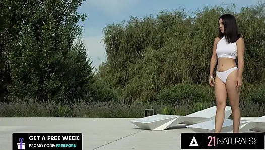 21 naturals - azgın ginebra sevgi dolu bir anal sikiş için götünü sunuyor