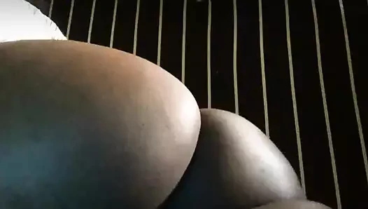 Siyah sürtük ilk kez kam üzerinde kedi gösterir