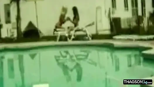 Olgun sarışın hatun açık havada anal sekste genişliyor