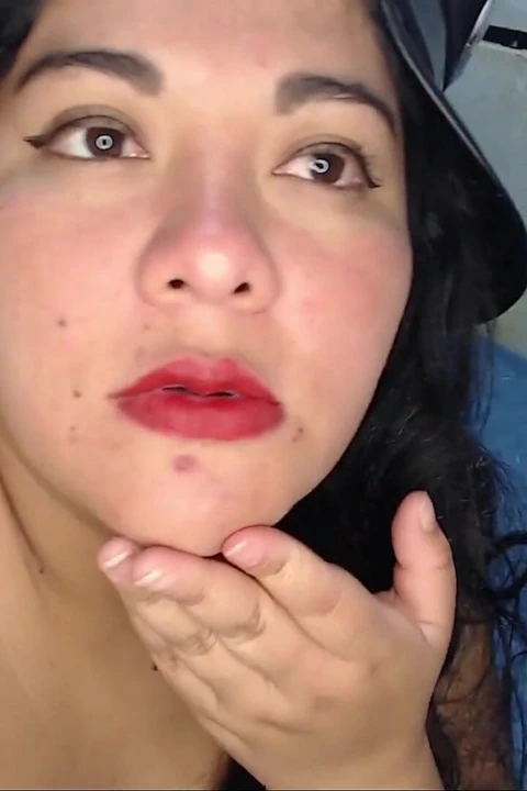 Ben seni cezalandırmaya gelen, sütlerini bana veren ve seni kırbaçlamama izin veren bir polis kadınıyım