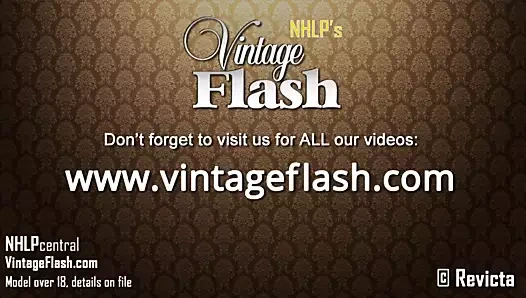 seksi okul öğretmen şeritler kapalı ve mastürbasyon içinde ona naylon çorap