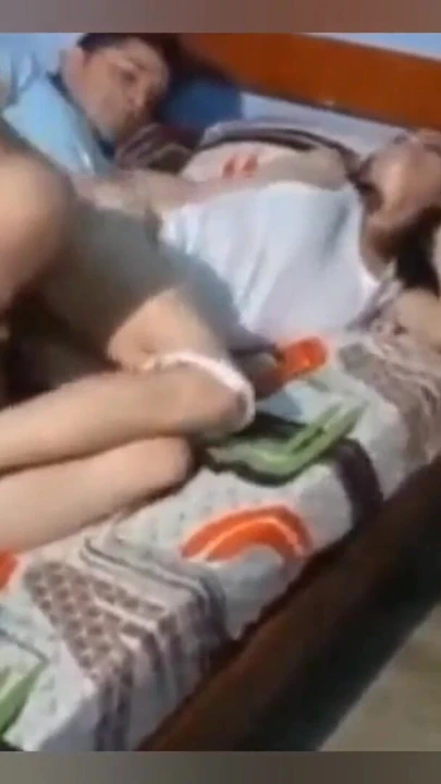 Özensiz Hintli kadın yeni Delhi'de tamil sevgilisiyle prezervatifsiz sikişiyor | Klip 1