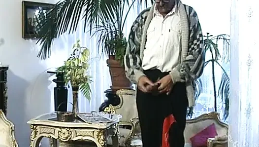 Güzel Alman bebek ateşli üçlü sekste sikiliyor