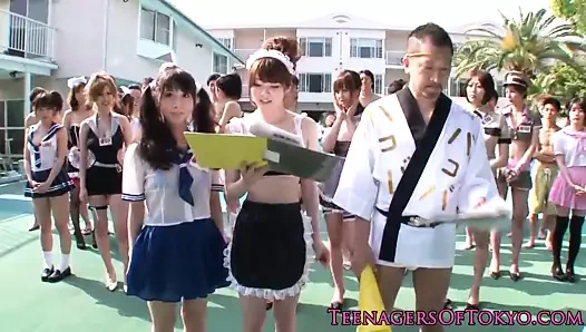 cosplay gençler havuz partisinde cockriding