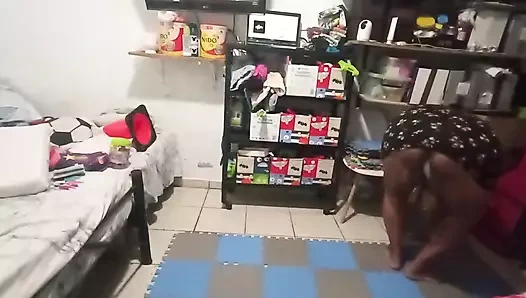 Şişman kayınvalide odada temizlik yapıyor bölüm 1