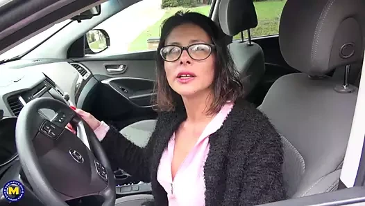 Yaramaz milf ile büyük sulu kedi dudaklar seviyor için çalışmak dışarı