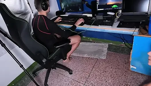 Seksi üvey kız kardeş üvey erkek kardeşinin dölünü yutuyor