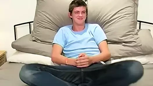 Röportaj genç amatör justin masturbates ve cums solo