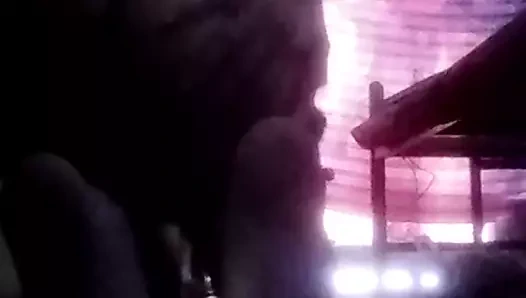 Hizmetçi hizmetçi Suudi sahibinin kıçını gösteriyor