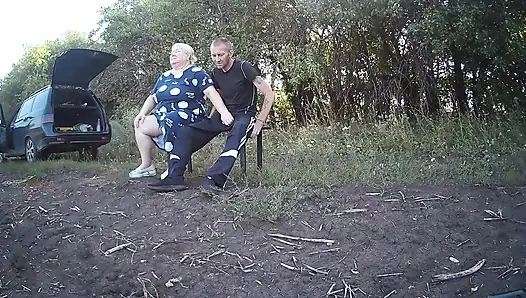 Halka açık bir parkta kayınvalidem boşalana kadar sikimi sıvazlıyor