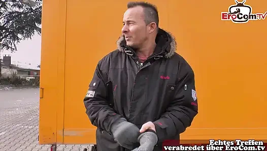 Alman sarışın sokakta yaklaştı ve poposundan sevişti