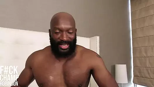 Büyük zenci genç latin yavrunun deliğini yıkıyor ve doğuruyor