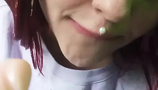 Dildo emiyor!! (lezzetli)