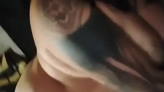 En iyi arkadaşım önümde onunla oynuyor ama sıkı şişman içinde penisimle oynamayı tercih ediyor