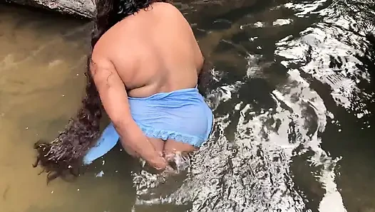 Ormanda bir kulübede yaşıyorum ve banyo yapmak için dereye giderken garip bir adam bana yaklaştı