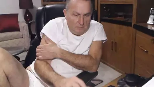 67 yaşındaki adam üzgün