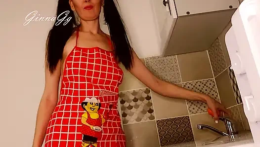 Ateşli ev hanımı mutfakta önlüklerini cinsel olarak hışırtılıyor