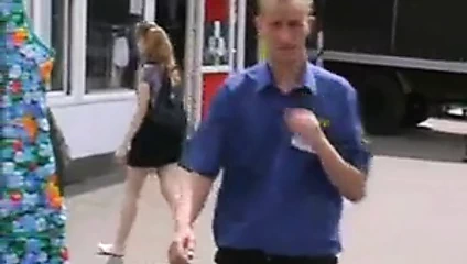 şehirde çıplak ayak