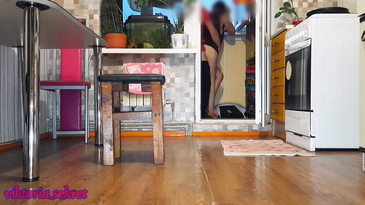 Kocası duşa gitti ve karısı ailenin en iyi arkadaşını baştan çıkardı