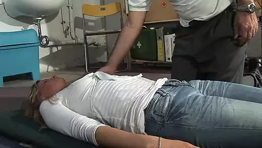 Kıllı yaşlı yarak genç amcığı seviyor