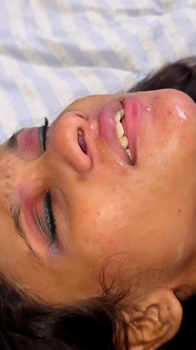 Hintli bir adam baldızın üvey kız kardeşinin evine gitti ve büyük penisini kullanarak onunla yoğun seks yaptı. | Klip 2