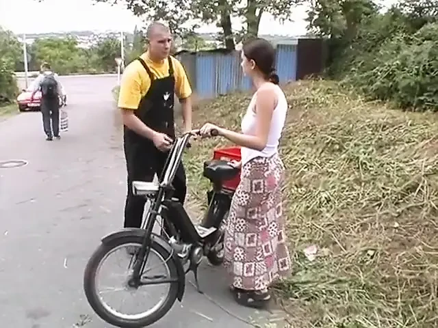 Güzel bir esmerin üzerinde karşı konulmaz göğüsler