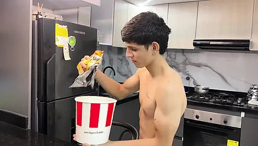 Azgın arkadaş, zengin penisini seksi Latin arkadaşı için patates kızartmalarının içine koydu. Gerçek Ev Yapımı Seksle Bitiyor