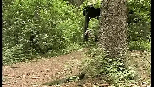 Kısa saçlı sarışın kaltak açık havada ıslak amını parmaklıyor