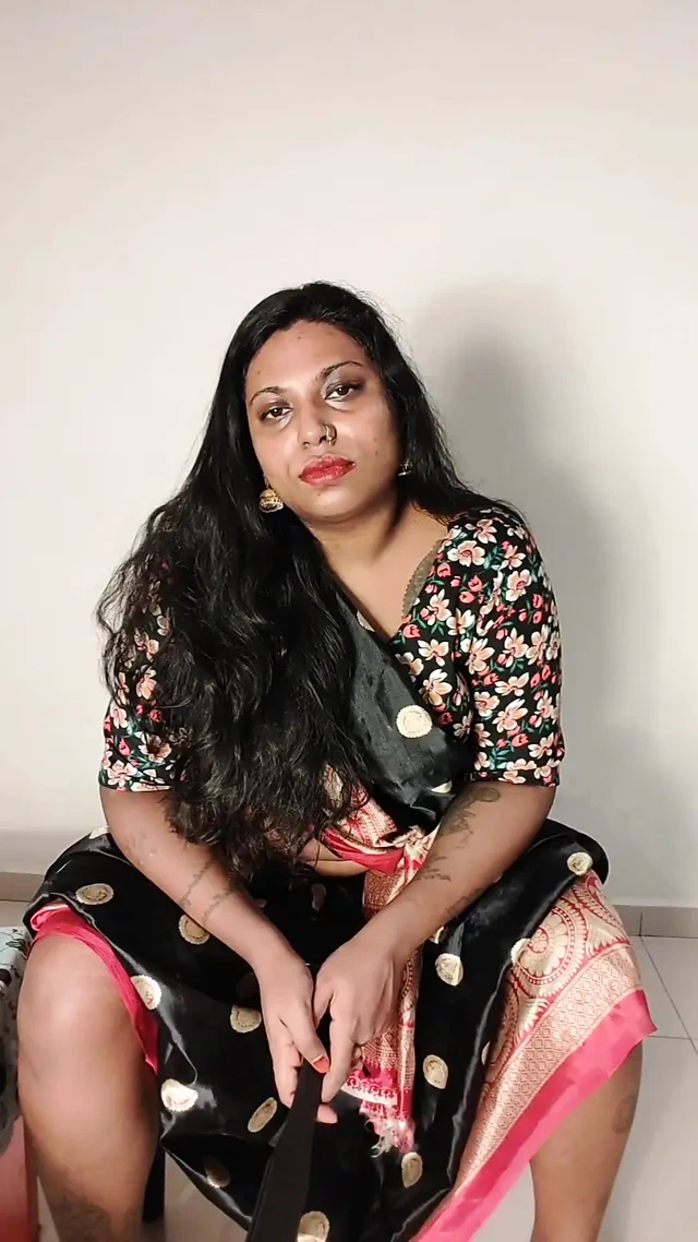 MÜDÜR ILARIA BAKIRE RAMESH'E DERS VERIYOR