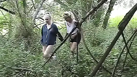 Azgın iki kadın bir erkek açık havada üçlü grup seks